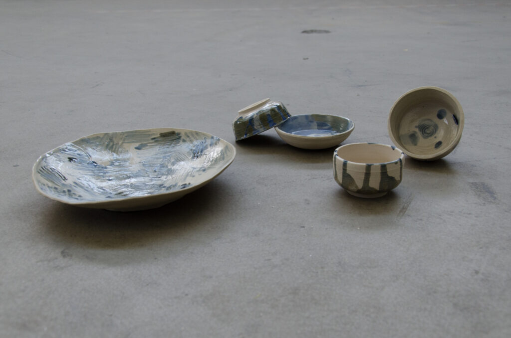 Komposition aus weiss-blauen Schalen und einem Teller-