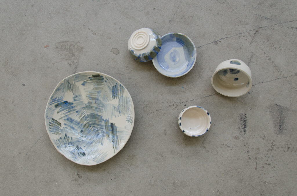 Komposition aus weiss-blauen Schalen und einem Teller-