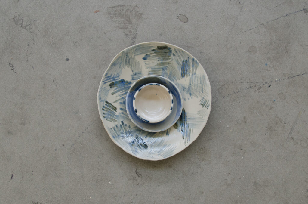 Komposition aus weiss-blauen Schalen und einem Teller-