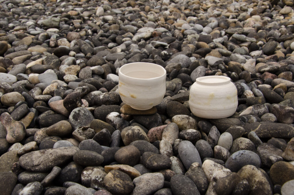 Zwei weisse Espresso Tassen.