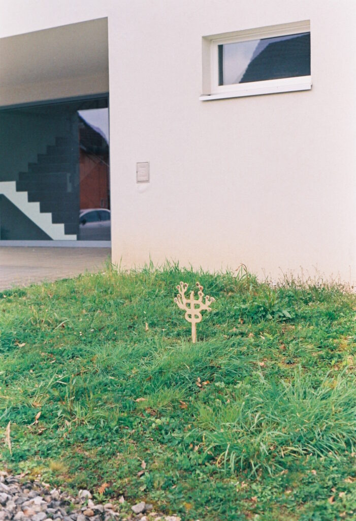 Baumförmige Skuptur mit Geldmünzen.