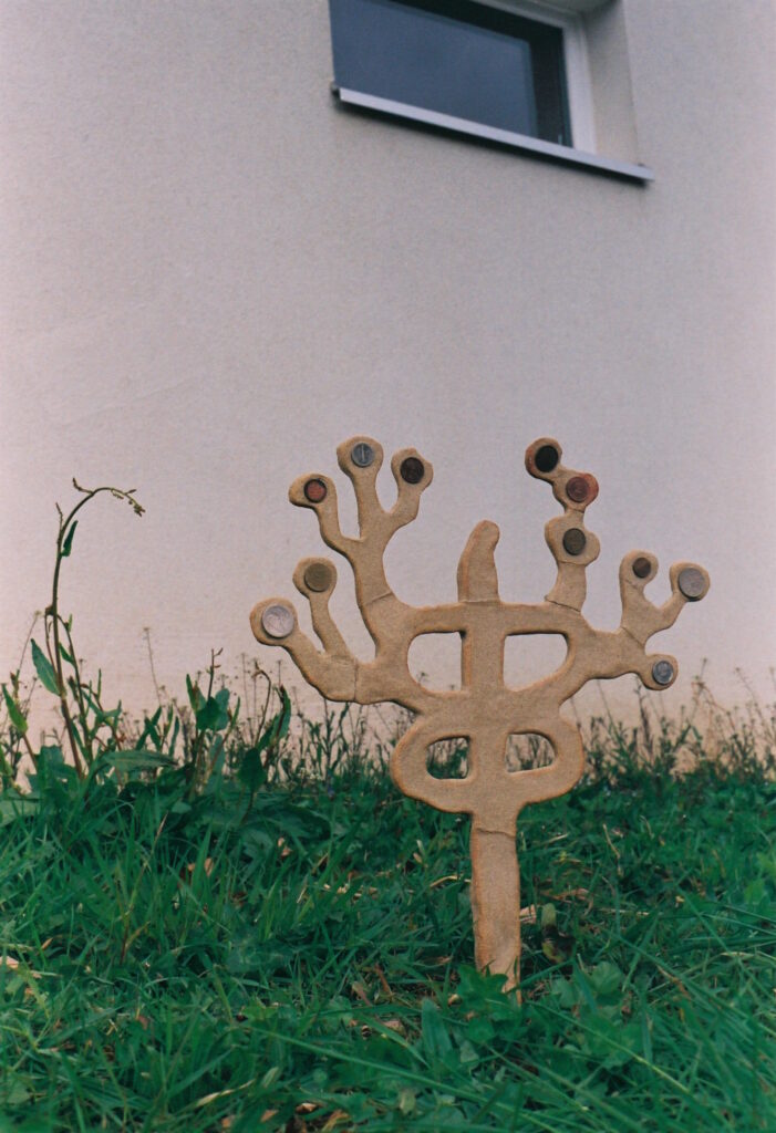 Baumförmige Skuptur mit Geldmünzen.