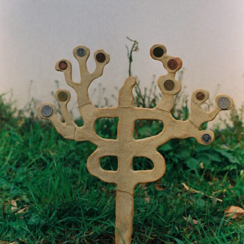 Baumförmige Skuptur mit Geldmünzen.