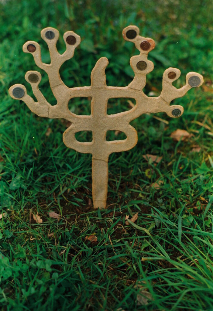 Baumförmige Skuptur mit Geldmünzen.