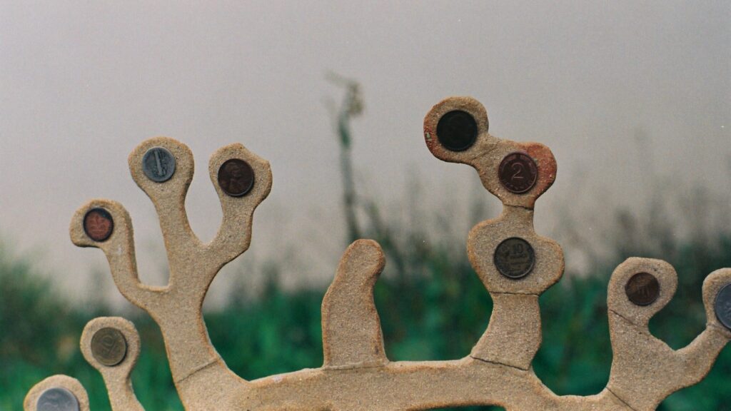 Baumförmige Skuptur mit Geldmünzen.