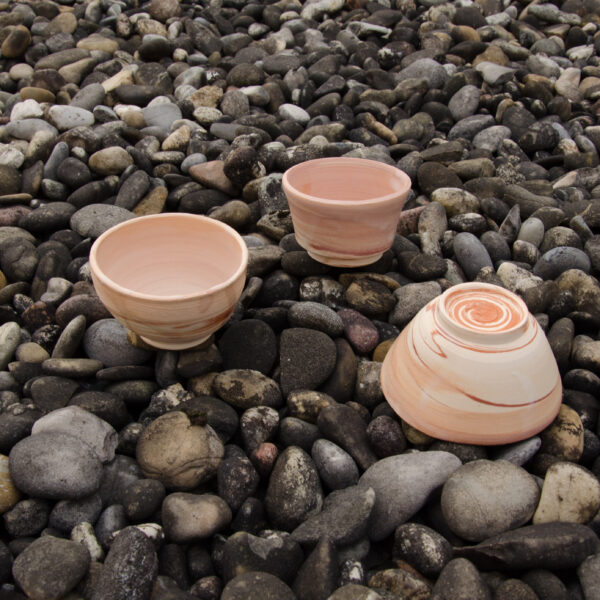 3 handgedrehte Trinkschalen. Mischung aus rotem und weissem Ton. Marmoreffekt.