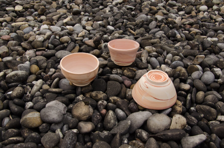 3 handgedrehte Trinkschalen. Mischung aus rotem und weissem Ton. Marmoreffekt.