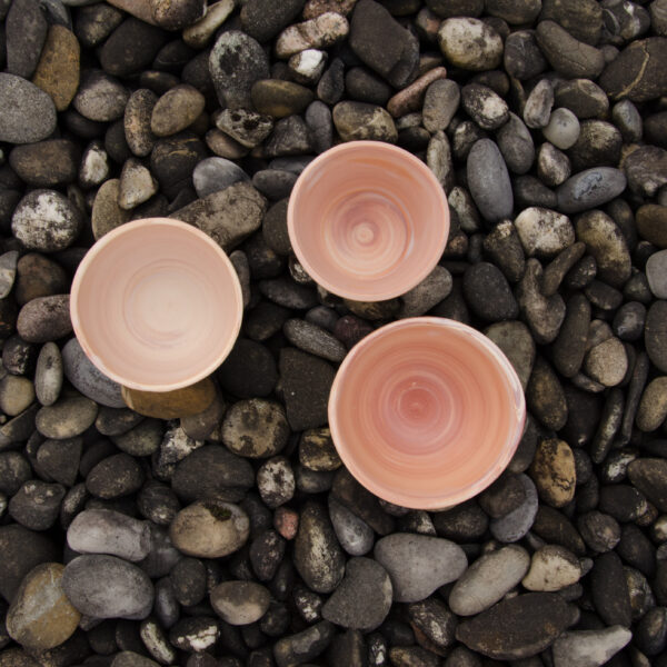 Drei gedrehte Tassen aus zwei vermischten Tonsorten.