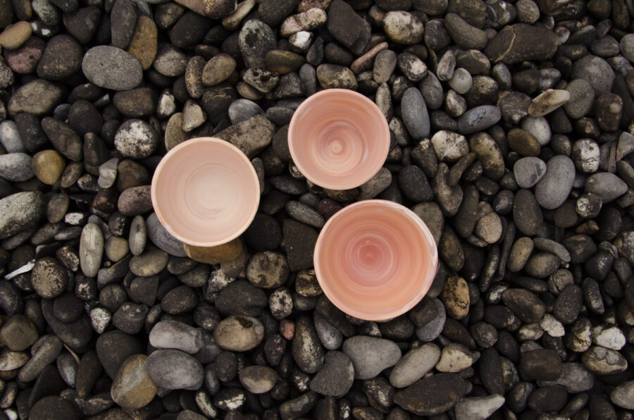 Drei gedrehte Tassen aus zwei vermischten Tonsorten.
