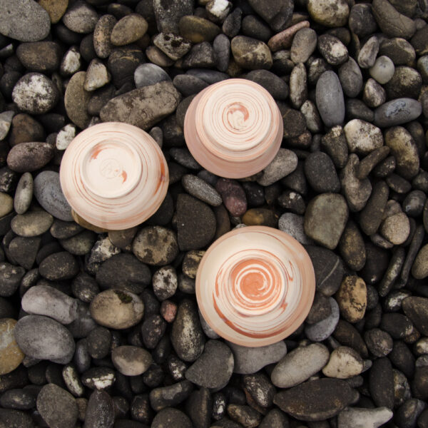 Drei gedrehte Tassen aus zwei vermischten Tonsorten.