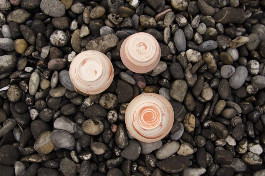 Drei gedrehte Tassen aus zwei vermischten Tonsorten.