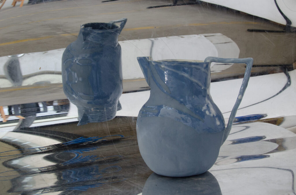 Grosser blauer Krug (Fassungsvermögen 3 Liter).