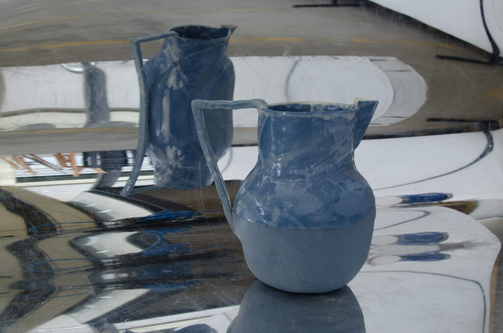 Grosser blauer Krug (Fassungsvermögen 3 Liter).