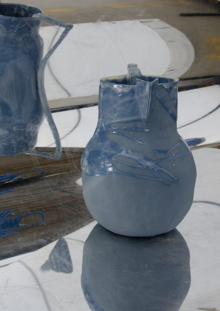 Grosser blauer Krug (Fassungsvermögen 3 Liter).