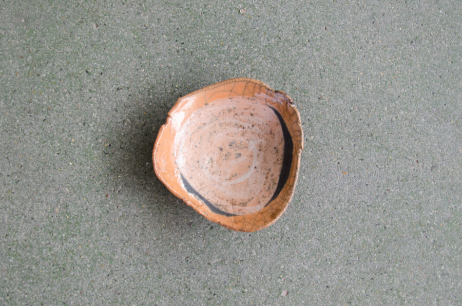 Kleiner Teller in lachs-schwarz