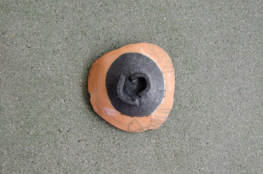 Kleiner Teller in lachs-schwarz