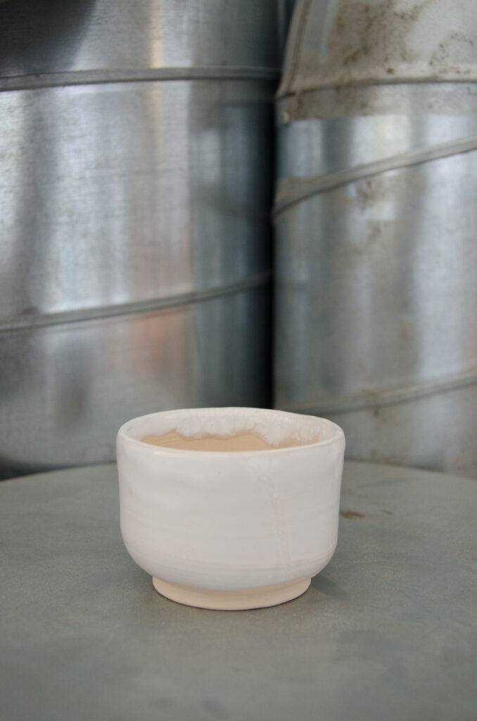 Eine gedrehte weisse Tasse.