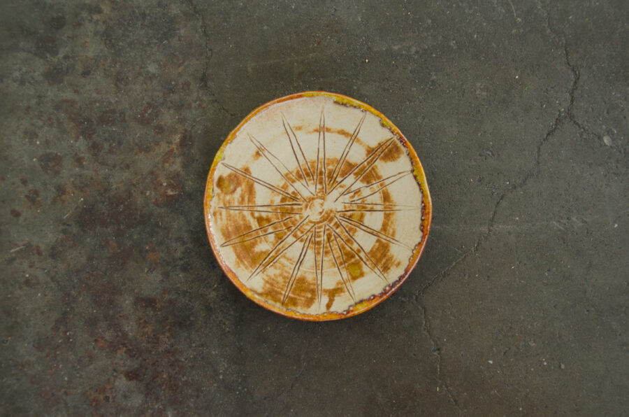 Kleiner Teller mit Gravierung.