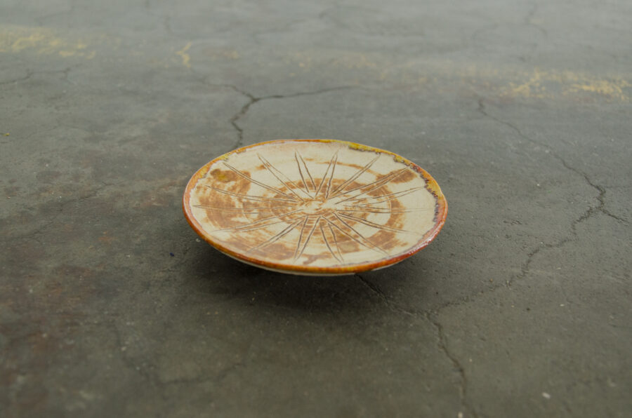 Kleiner Teller mit Gravierung.