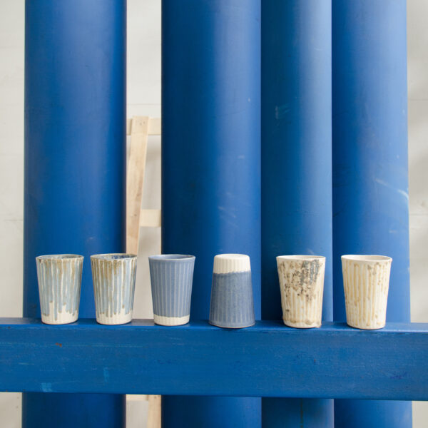 6 Becher aus Giesskeramik.