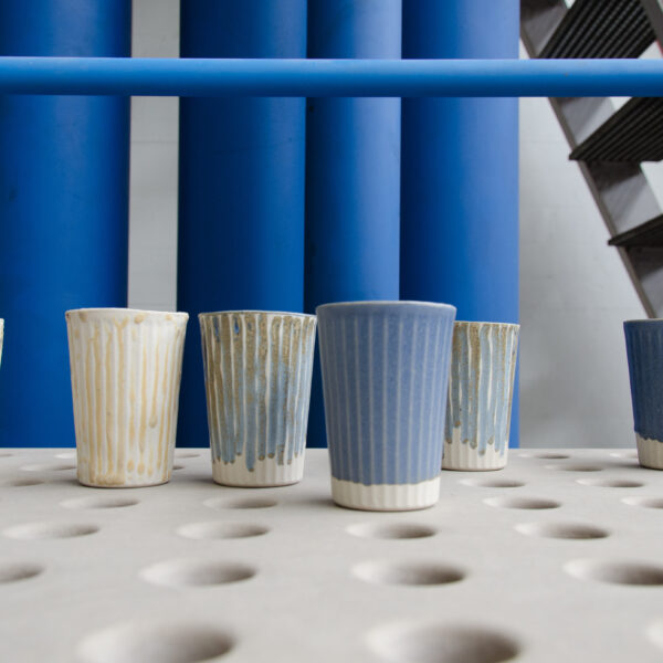 6 Becher aus Giesskeramik.